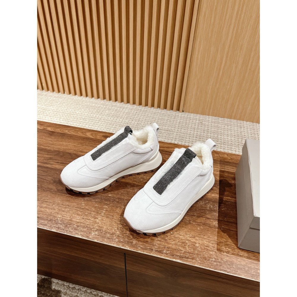 Sports shoes