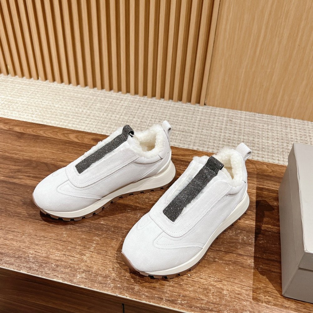 Sports shoes