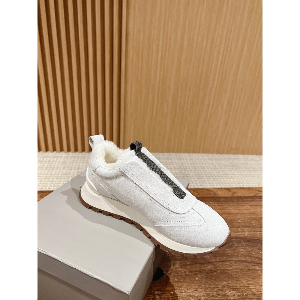 Sports shoes