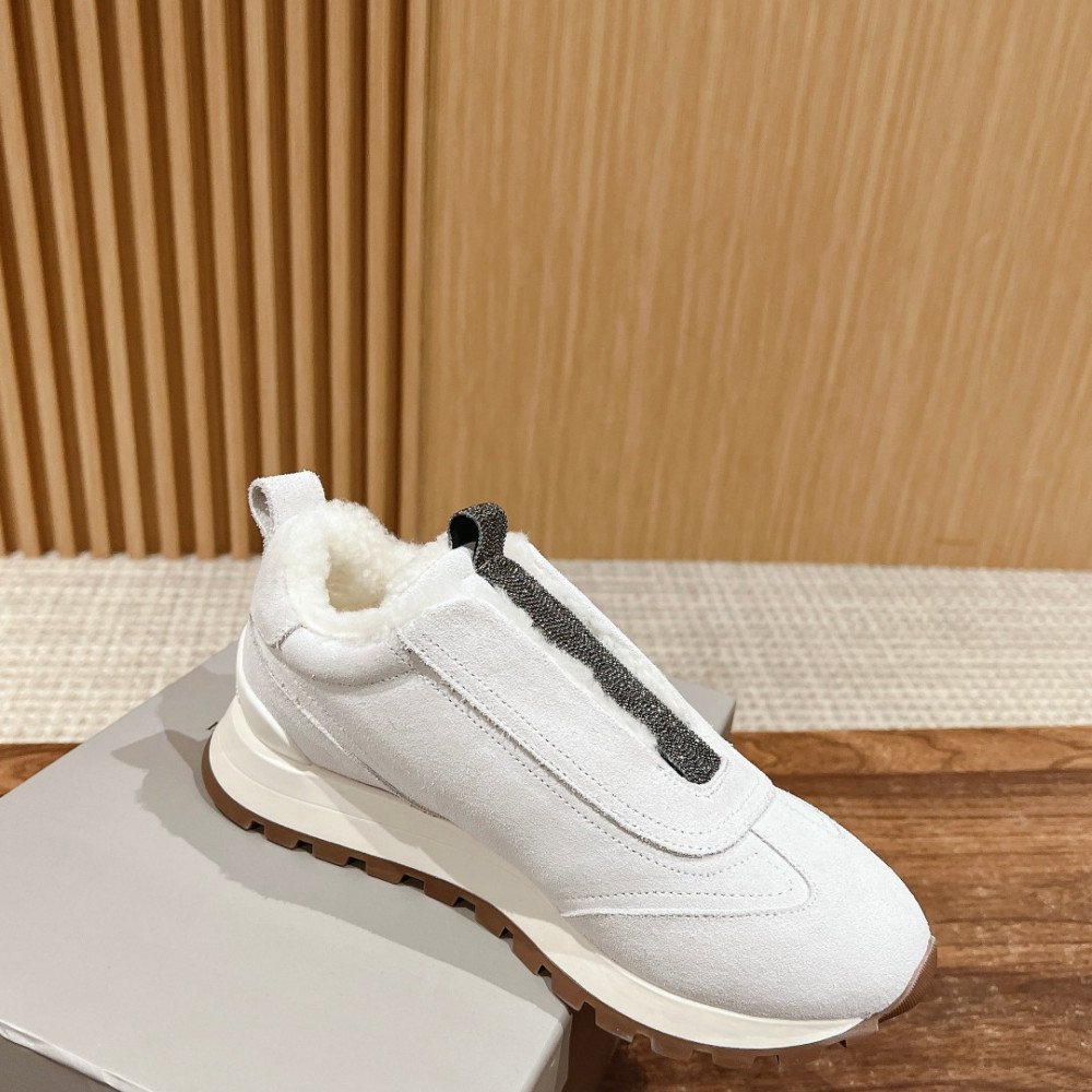 Sports shoes