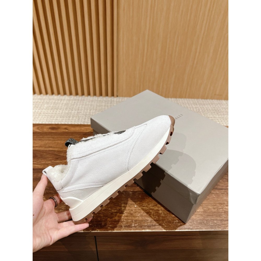 Sports shoes