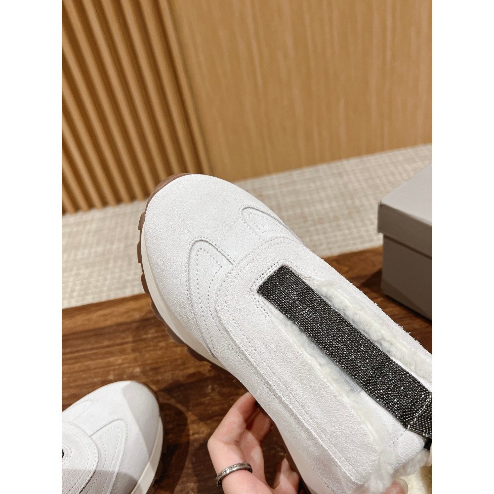 Sports shoes