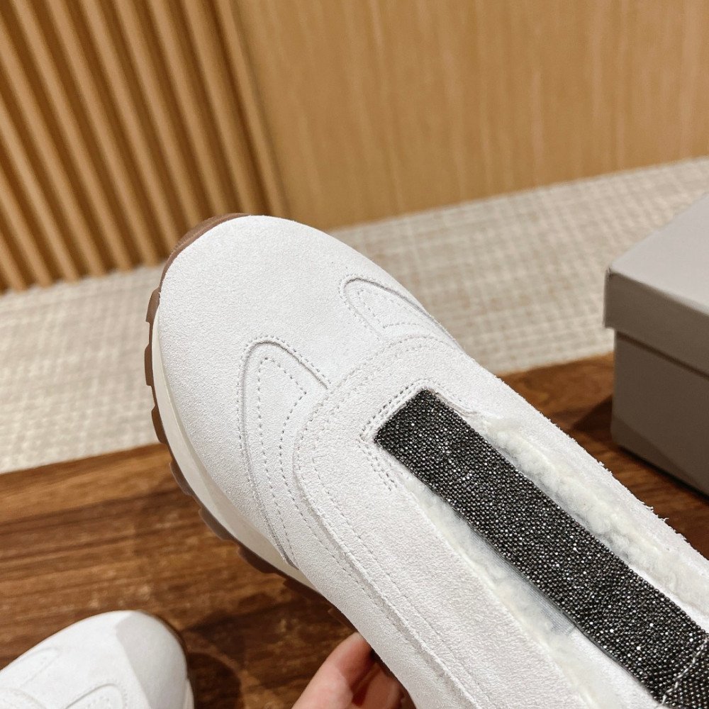 Sports shoes