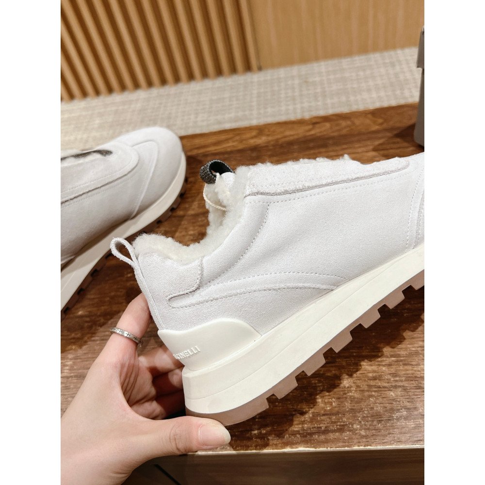 Sports shoes