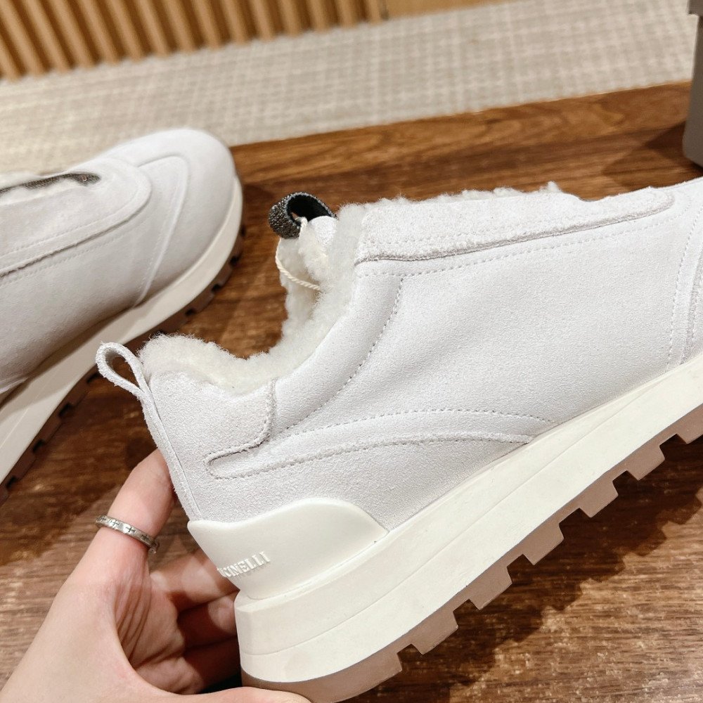 Sports shoes