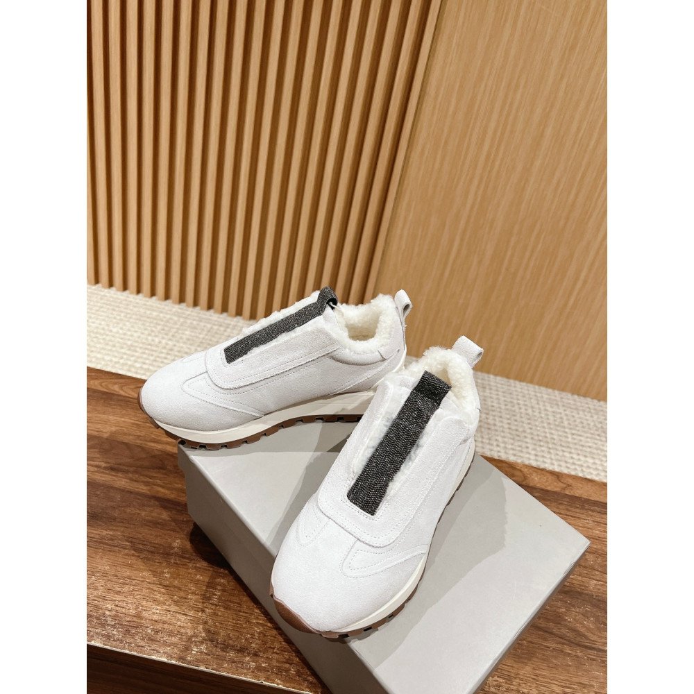 Sports shoes
