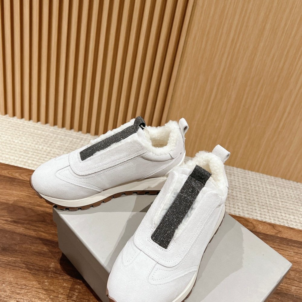 Sports shoes