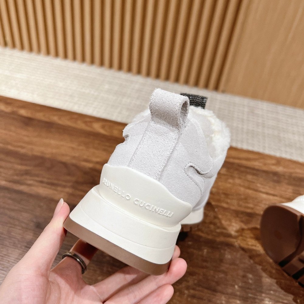 Sports shoes