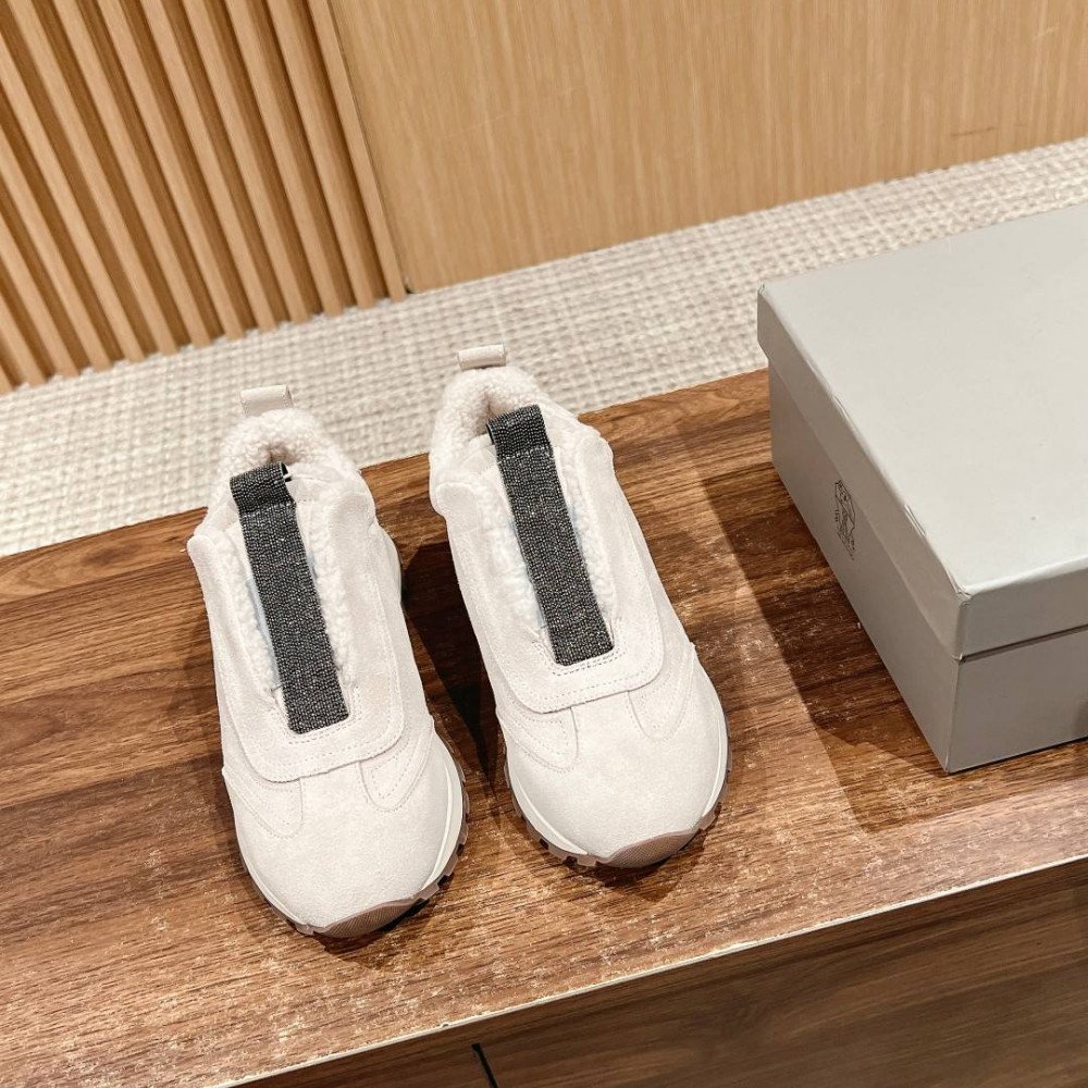 Sports shoes