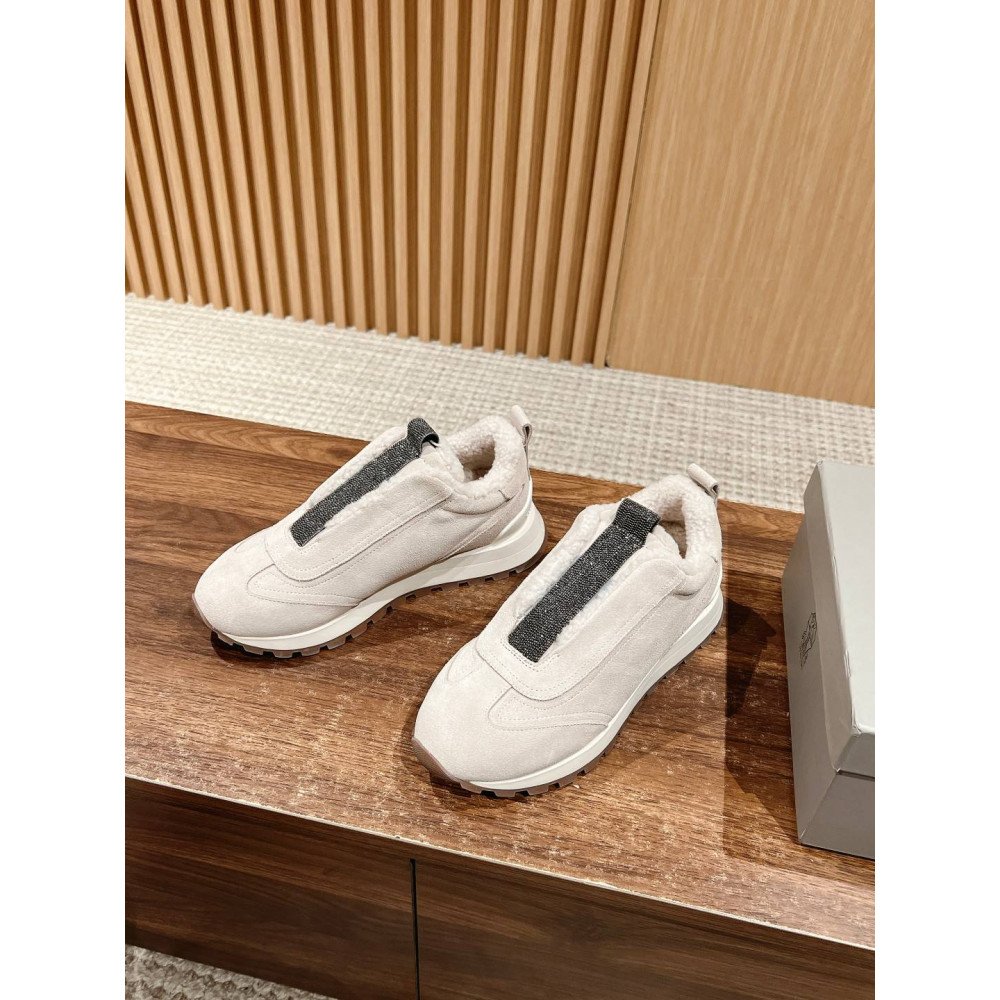 Sports shoes