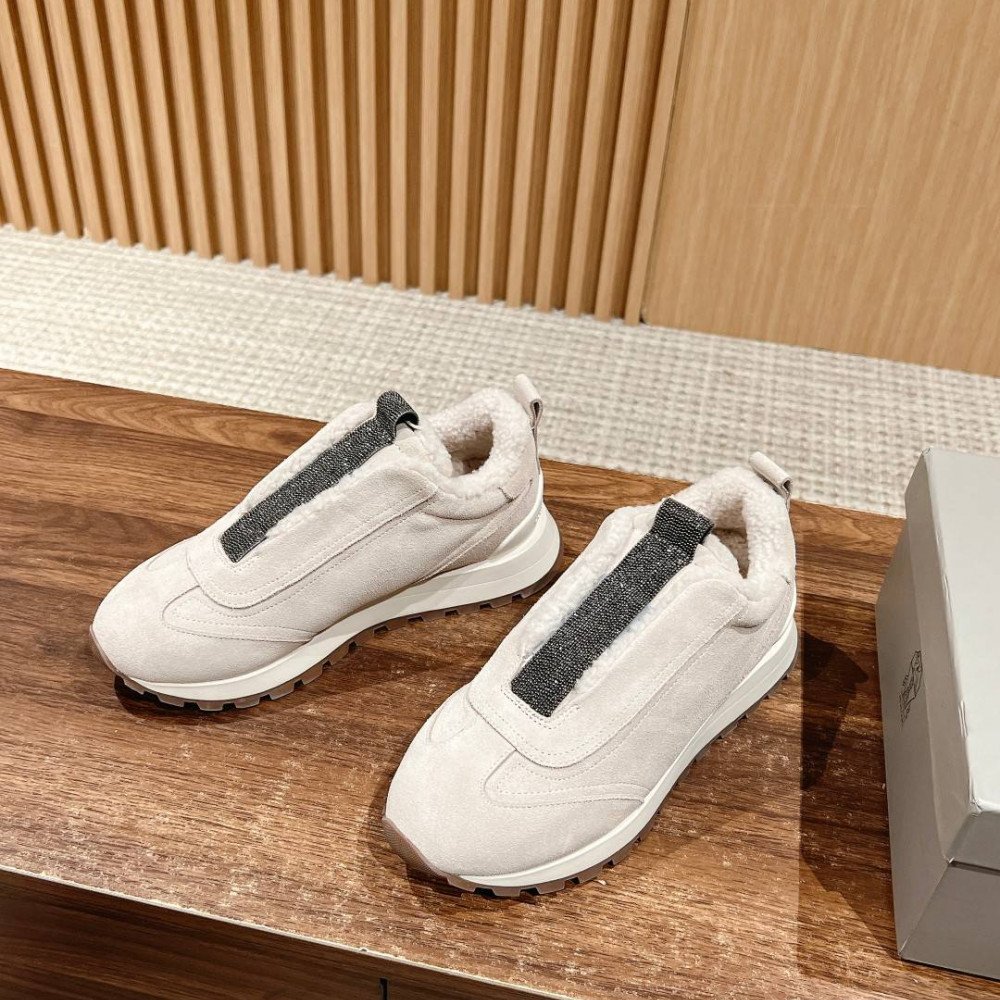 Sports shoes