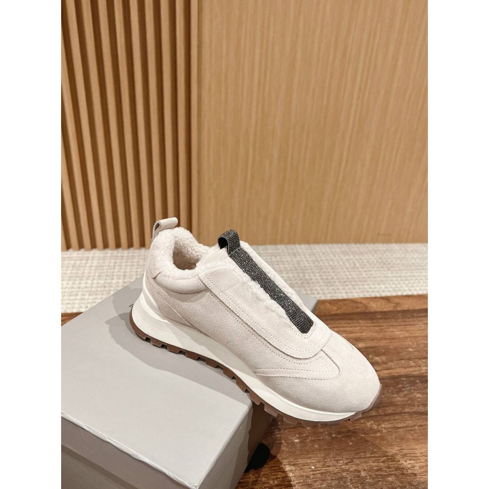 Sports shoes