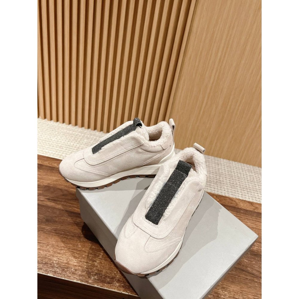 Sports shoes