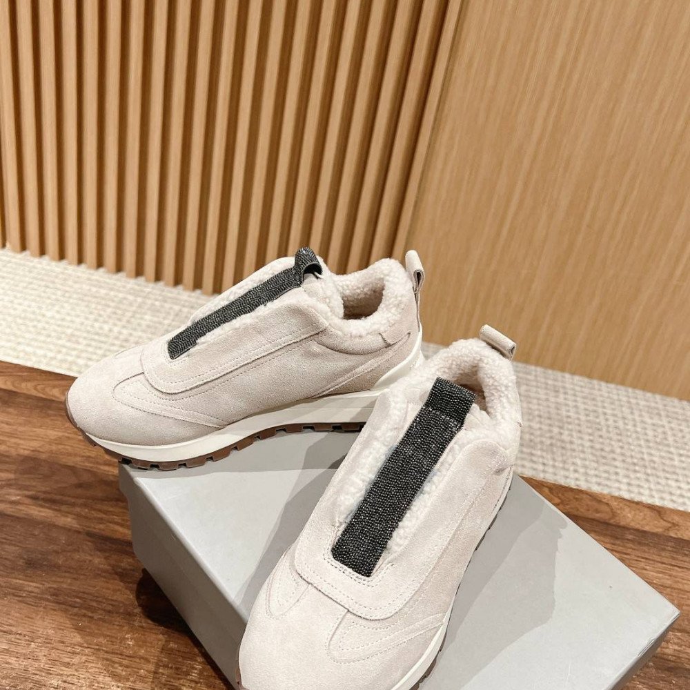 Sports shoes