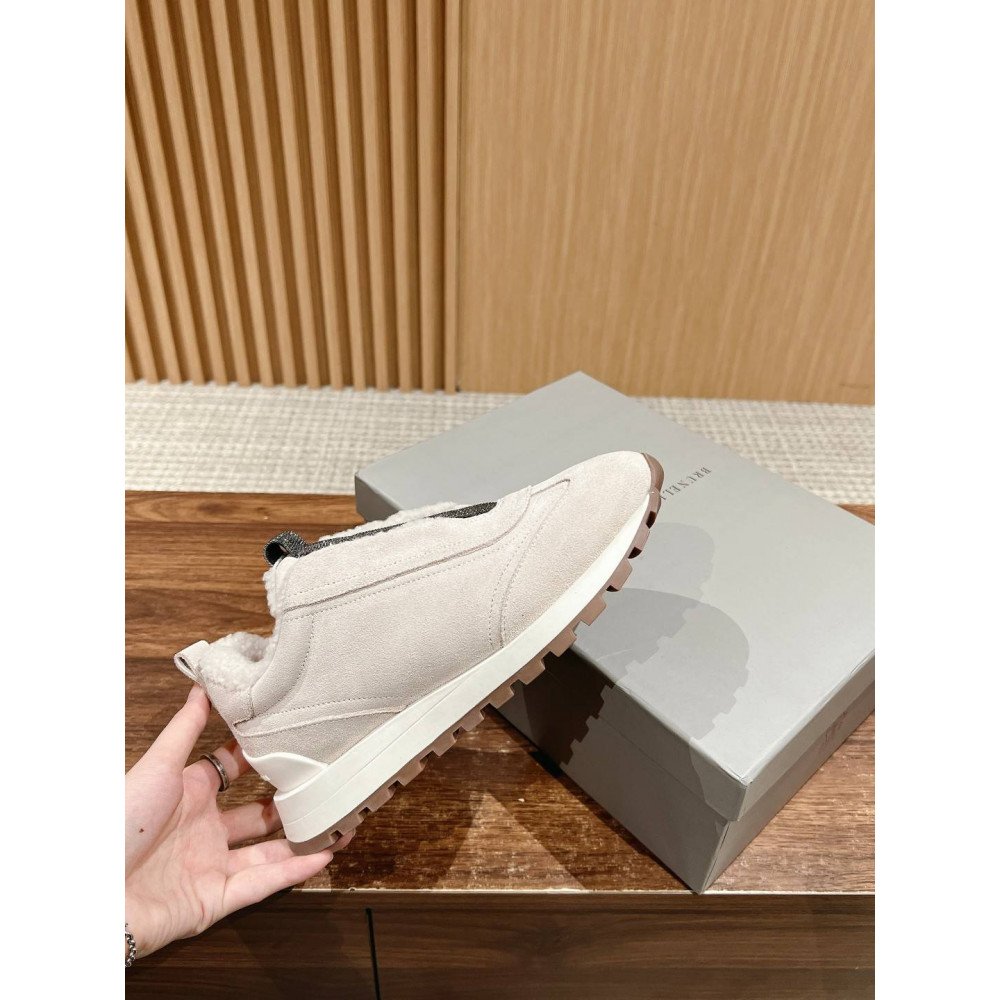 Sports shoes