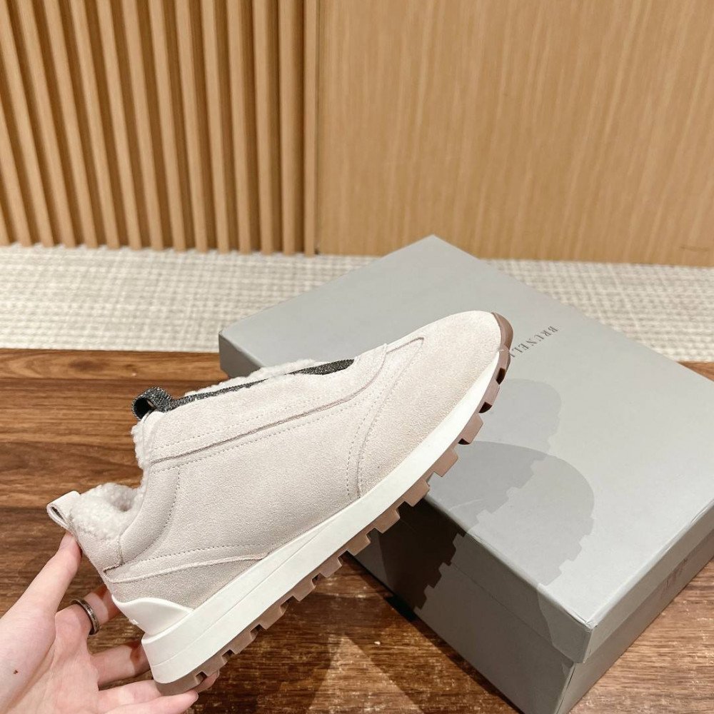 Sports shoes