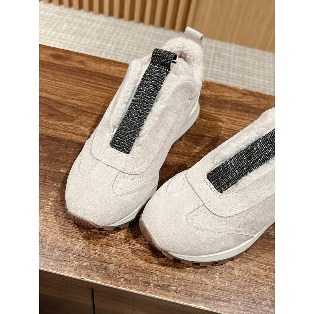 Sports shoes