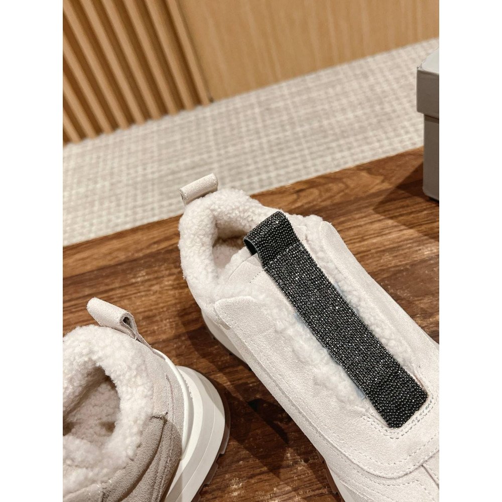 Sports shoes