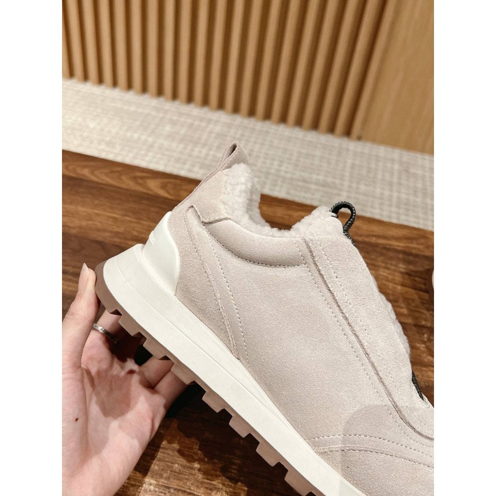 Sports shoes