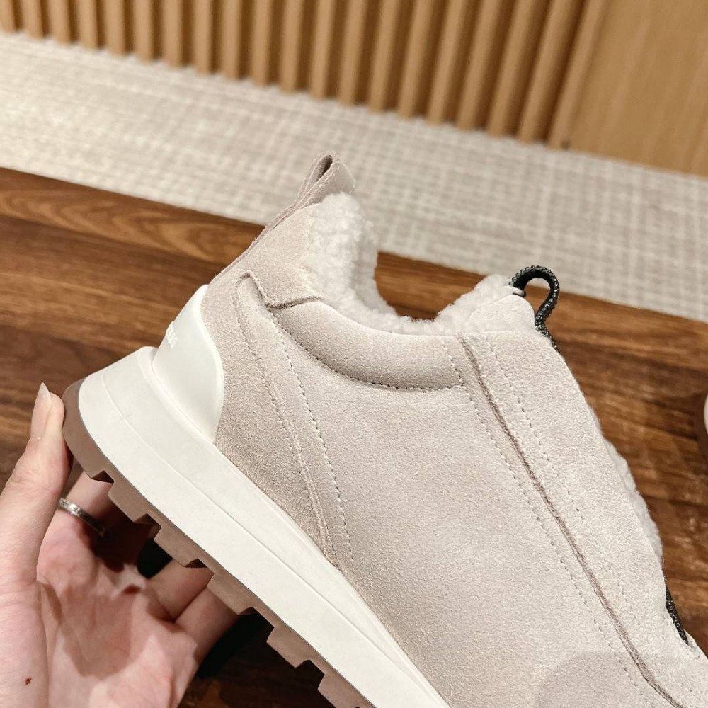 Sports shoes