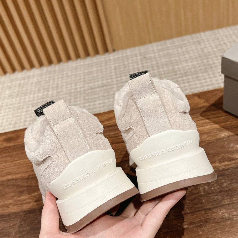 Sports shoes