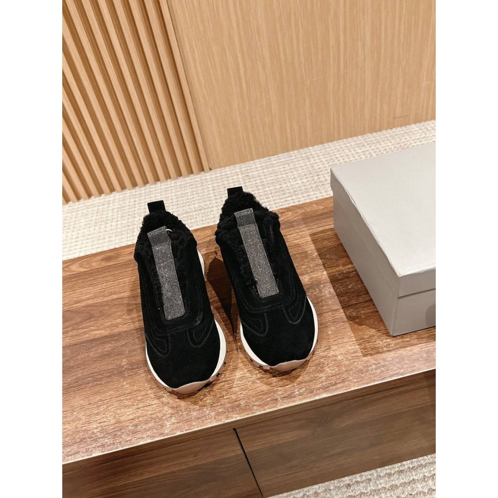 Sports shoes