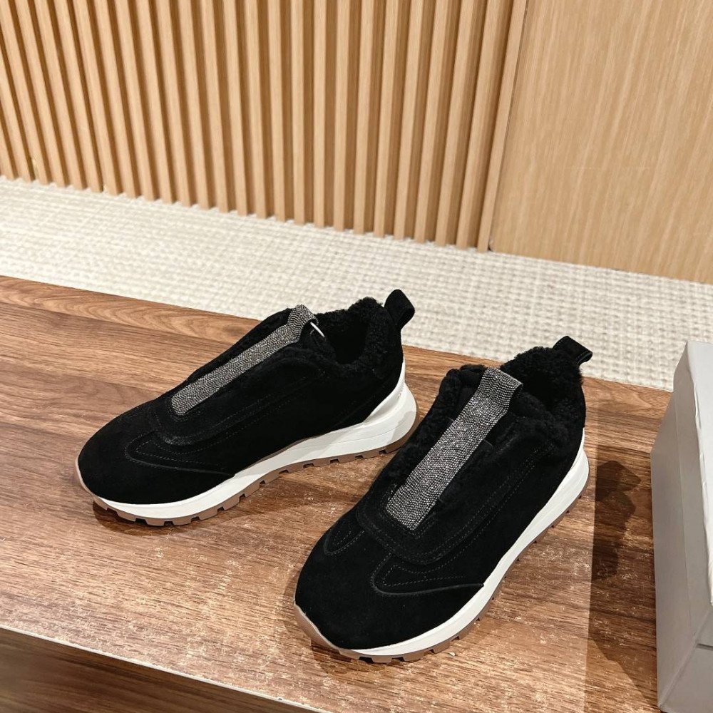 Sports shoes