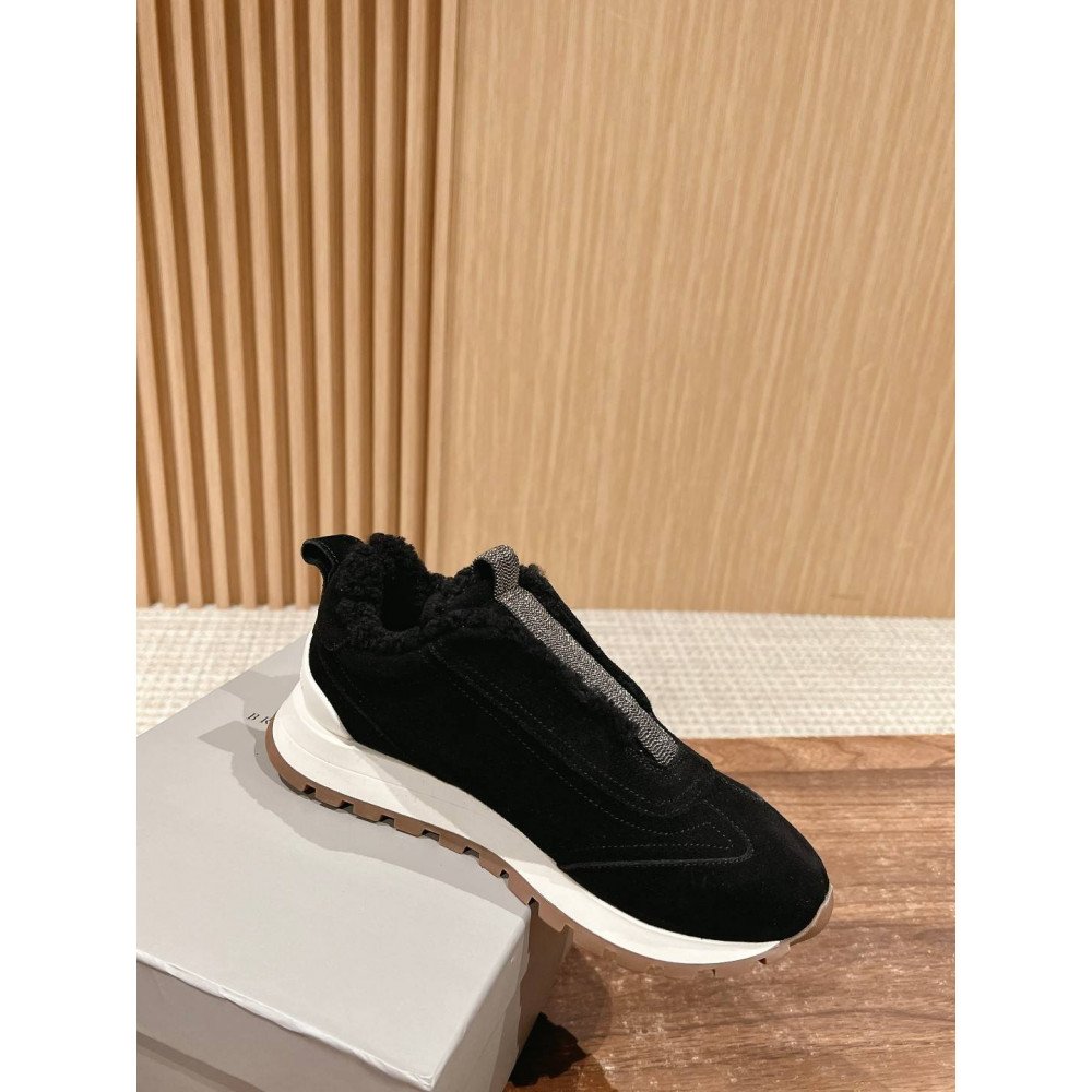 Sports shoes