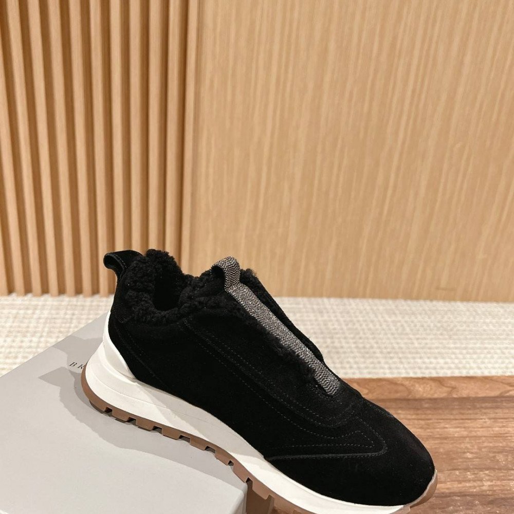 Sports shoes