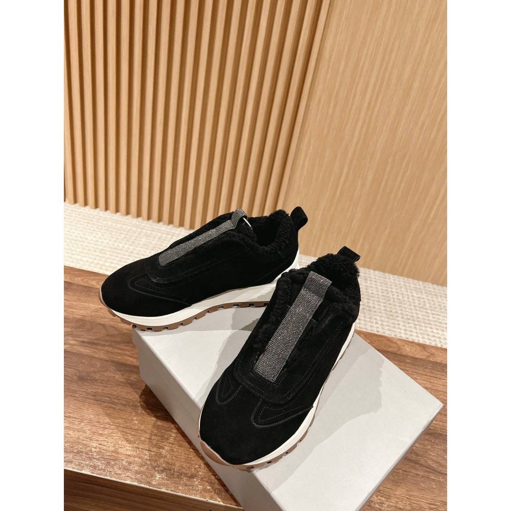 Sports shoes