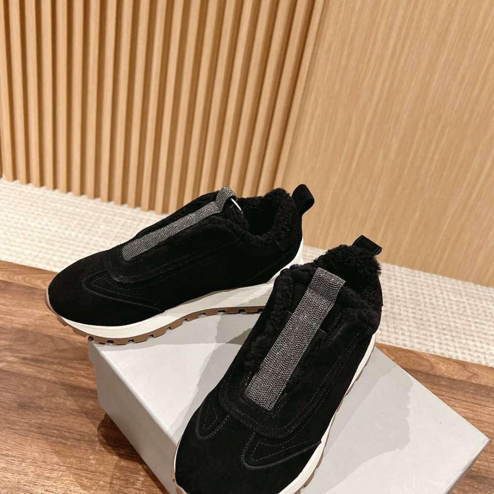 Sports shoes
