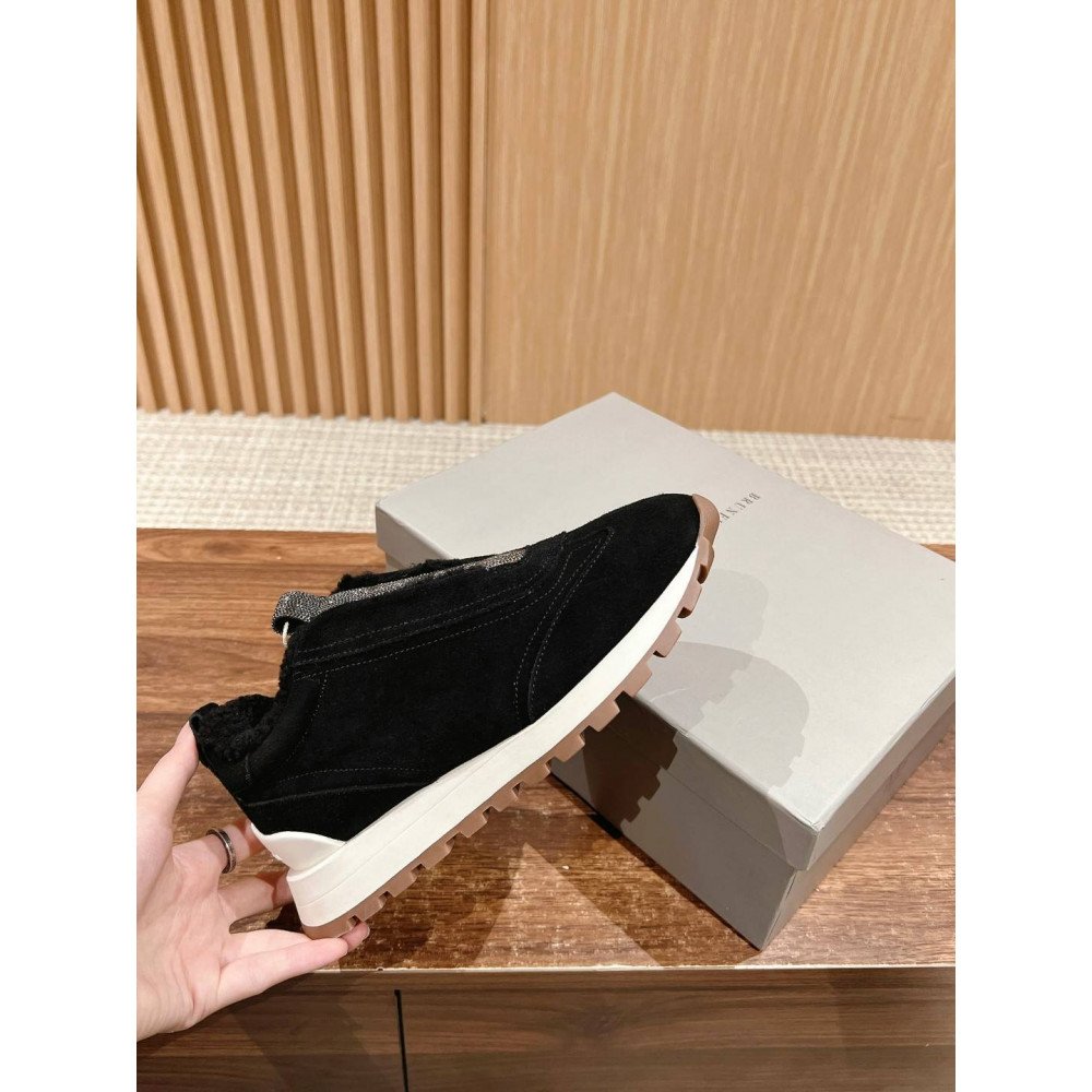 Sports shoes