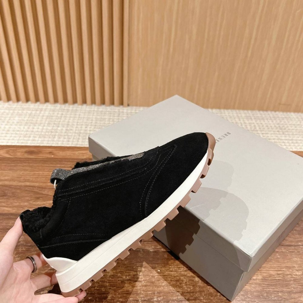 Sports shoes