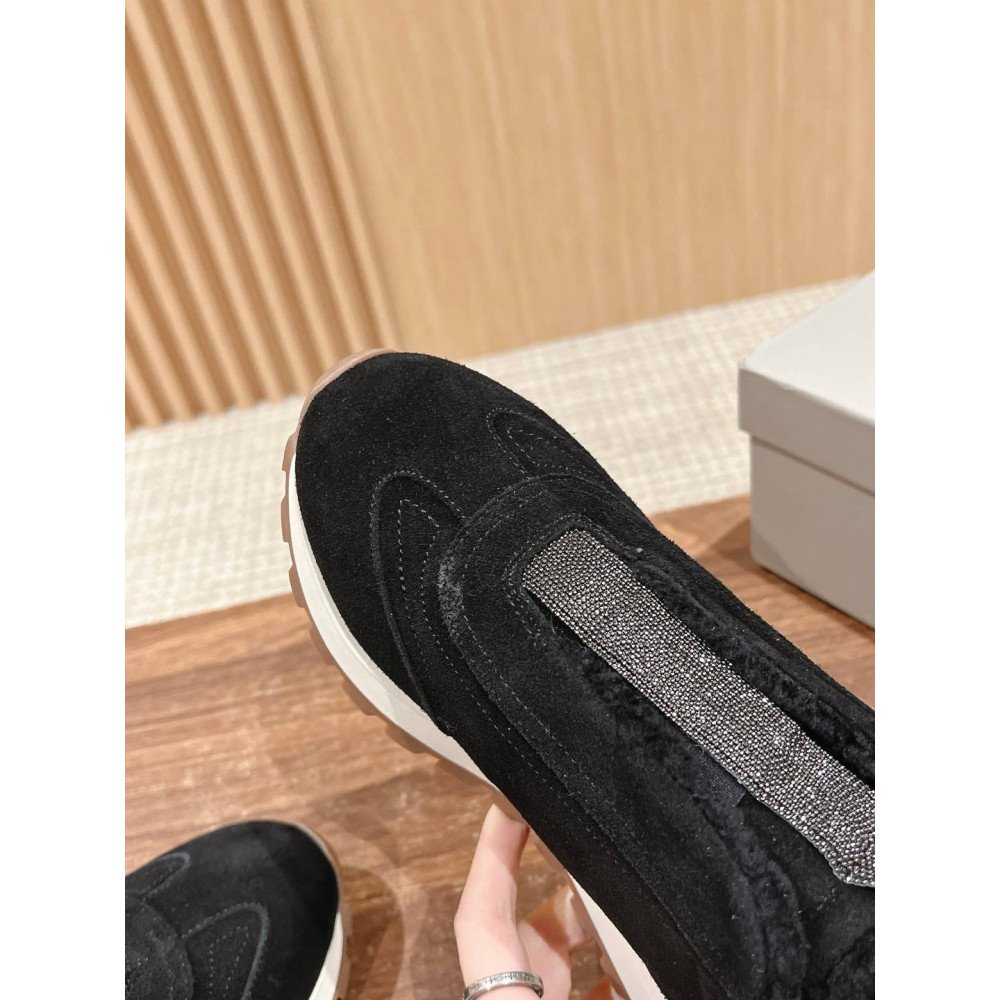 Sports shoes
