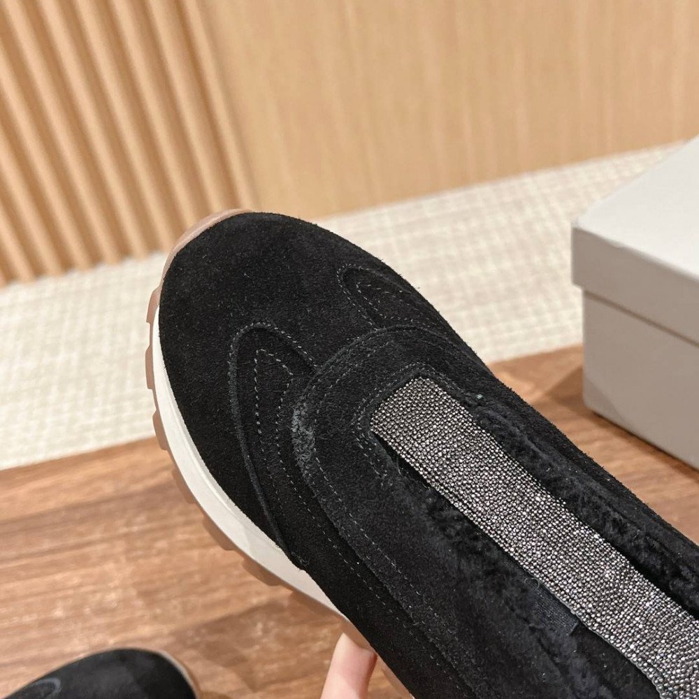Sports shoes