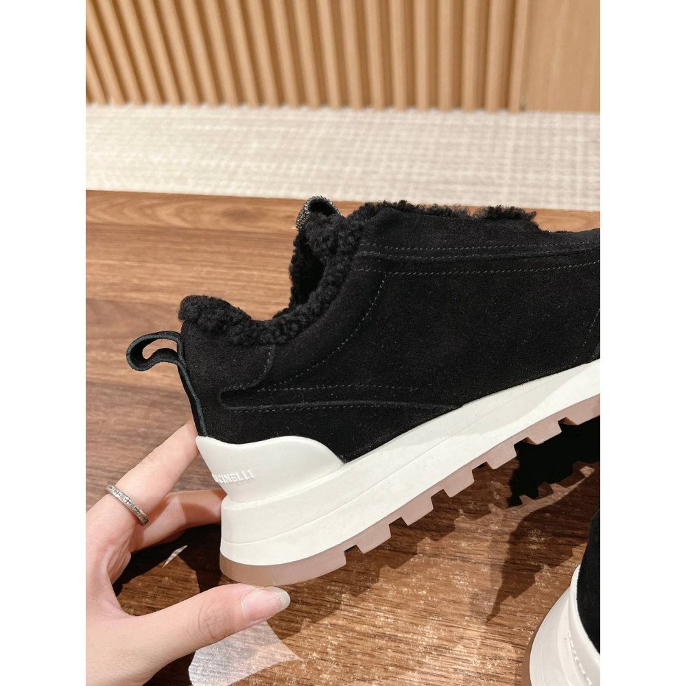 Sports shoes