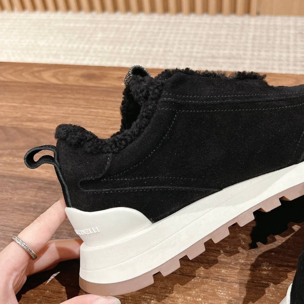 Sports shoes