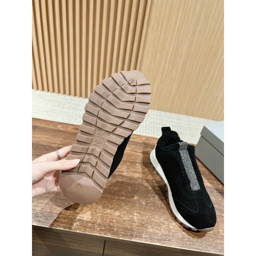 Sports shoes