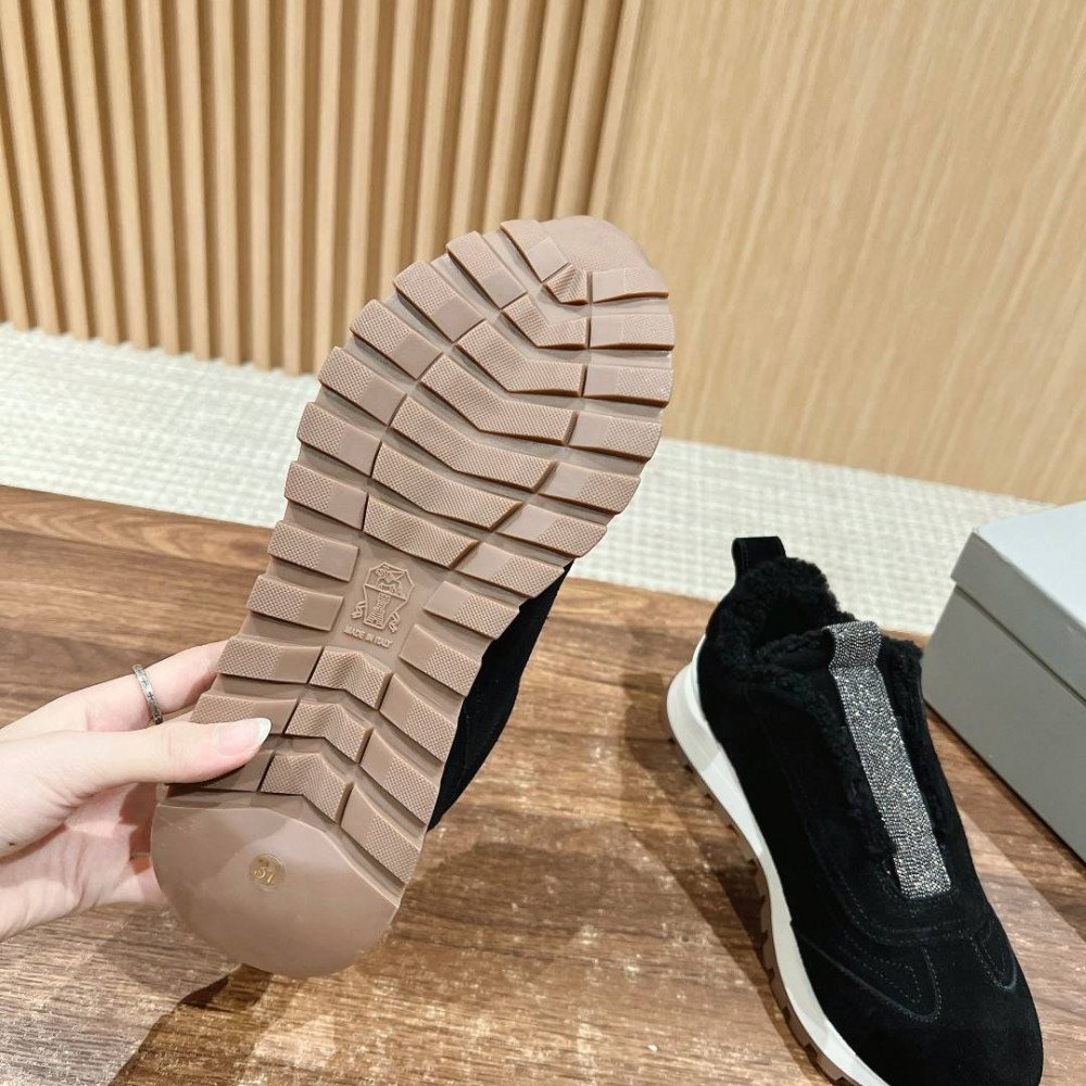 Sports shoes