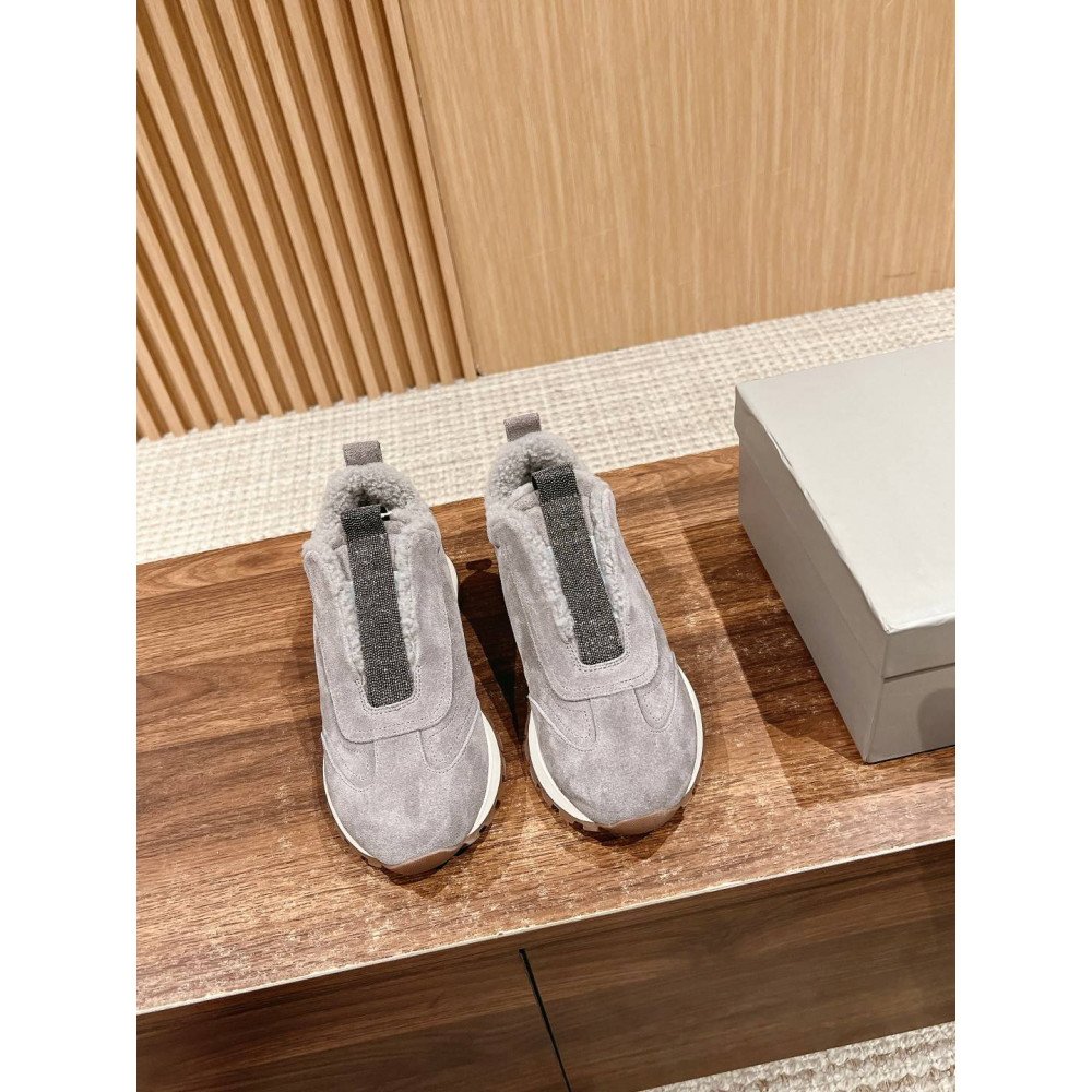 Sports shoes