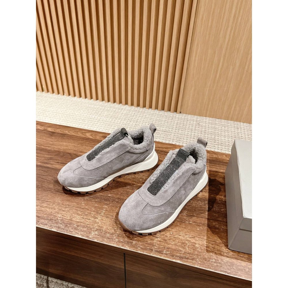 Sports shoes
