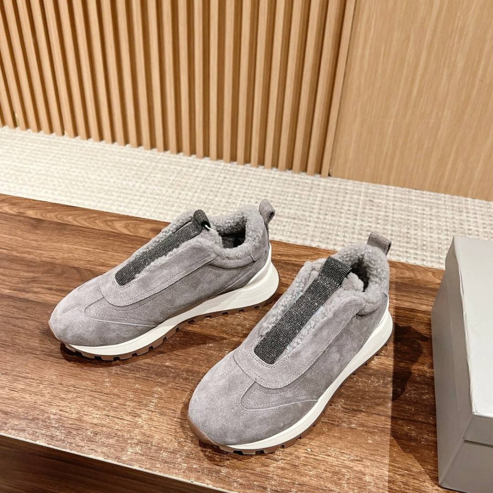Sports shoes