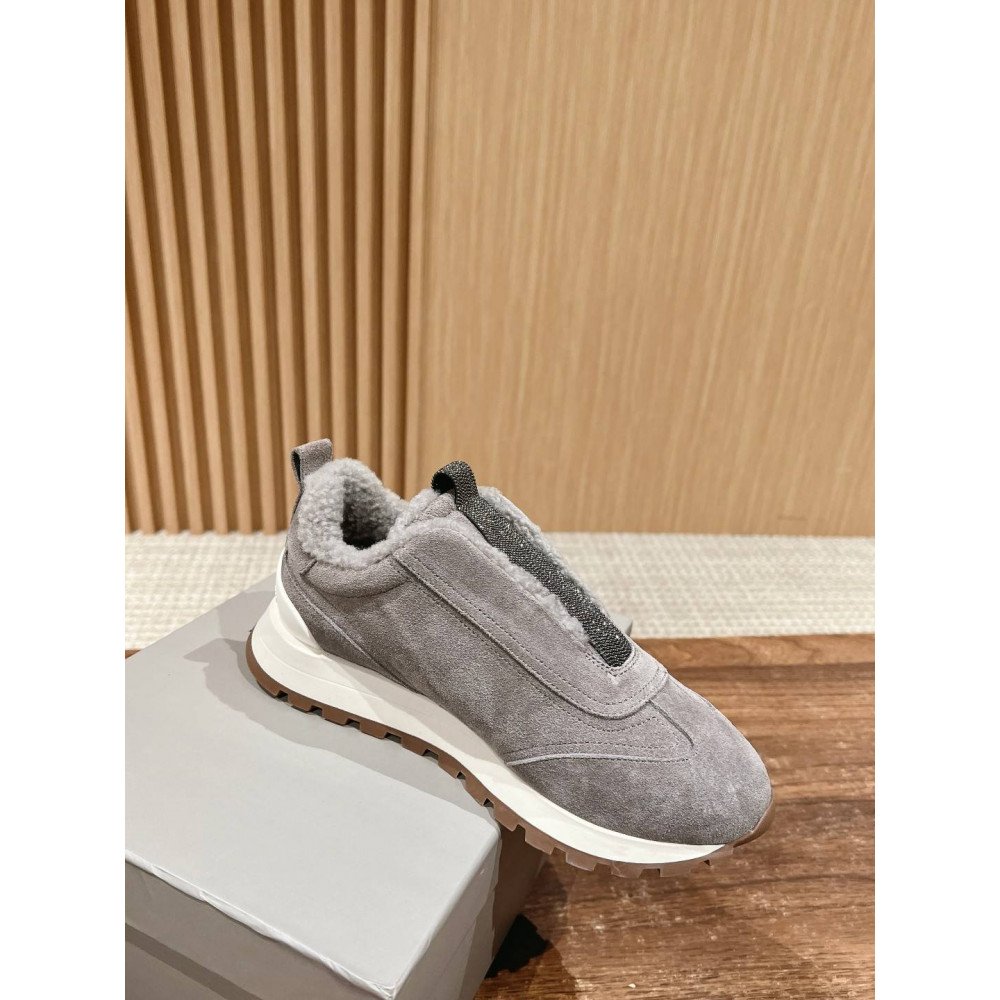 Sports shoes