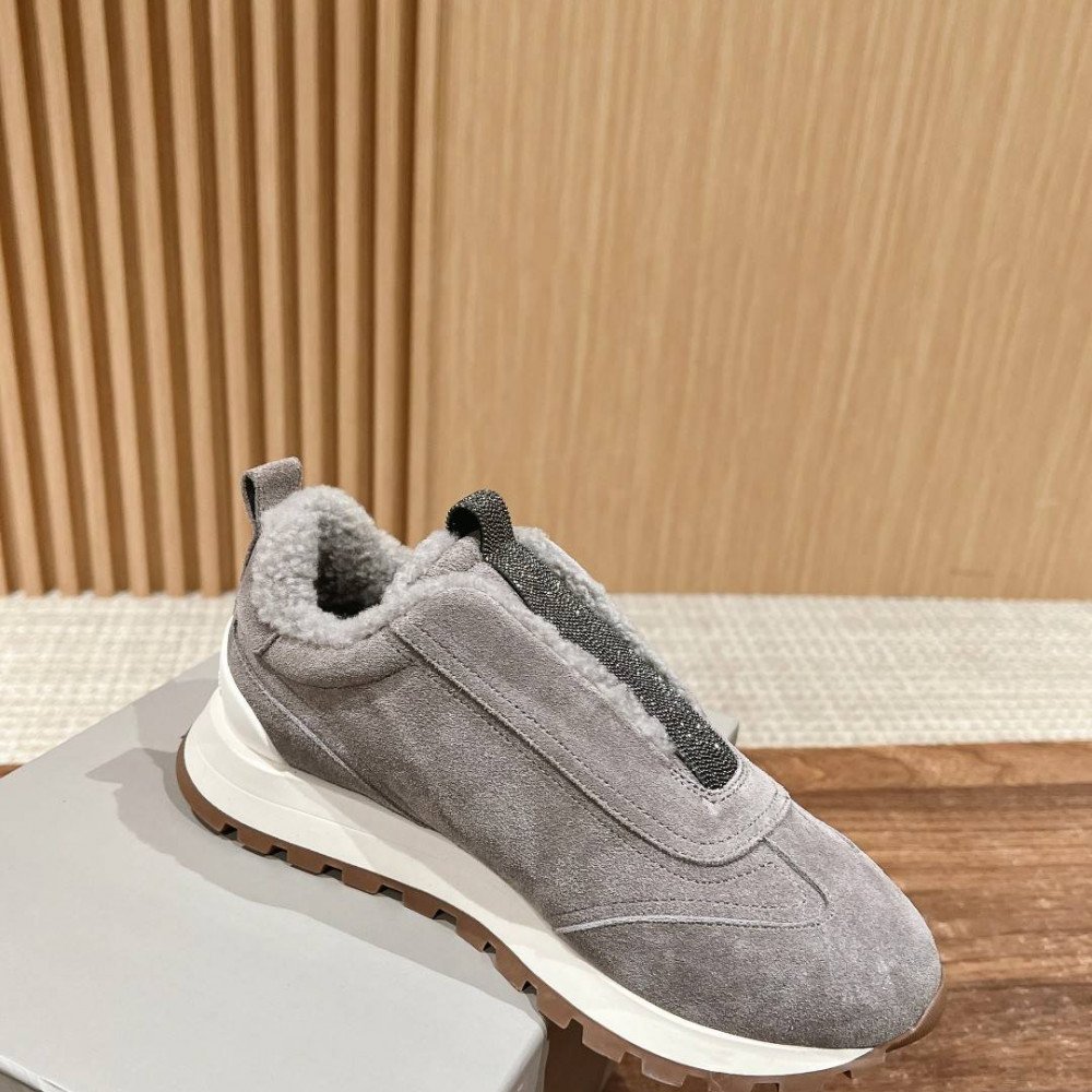 Sports shoes