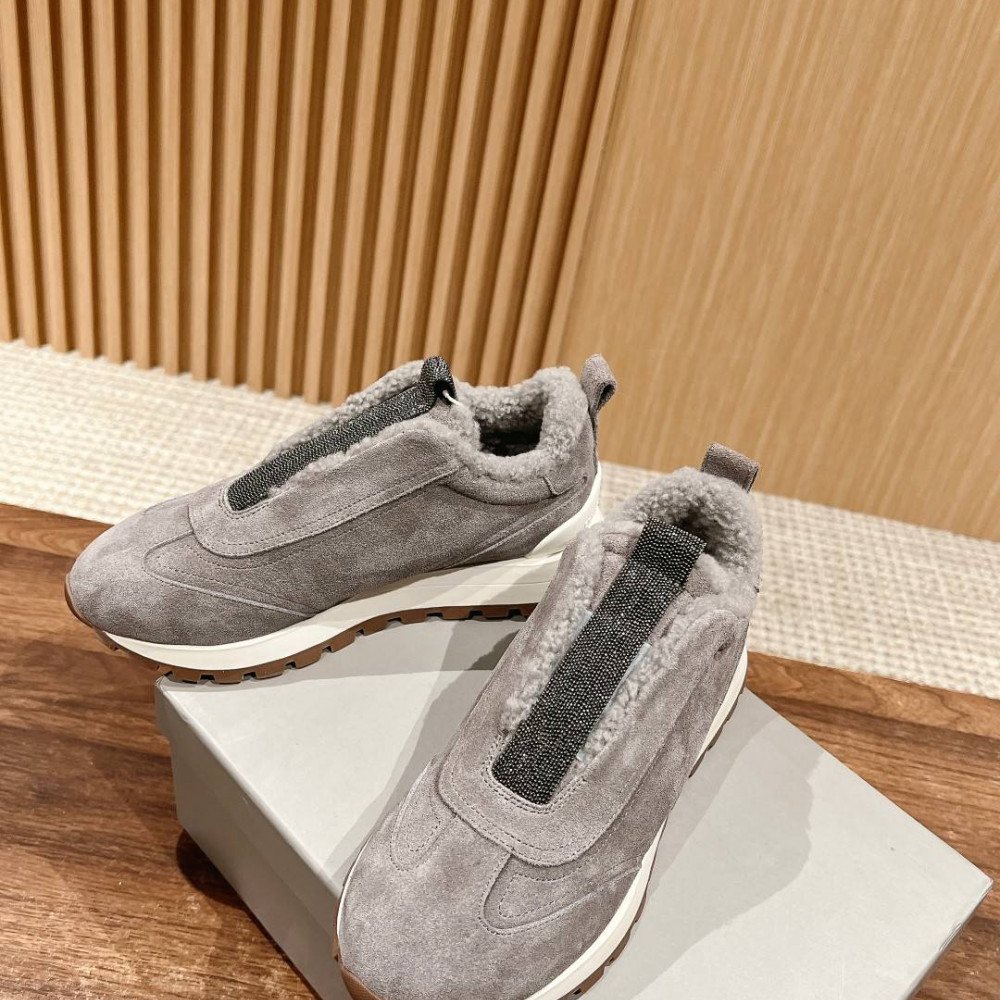 Sports shoes