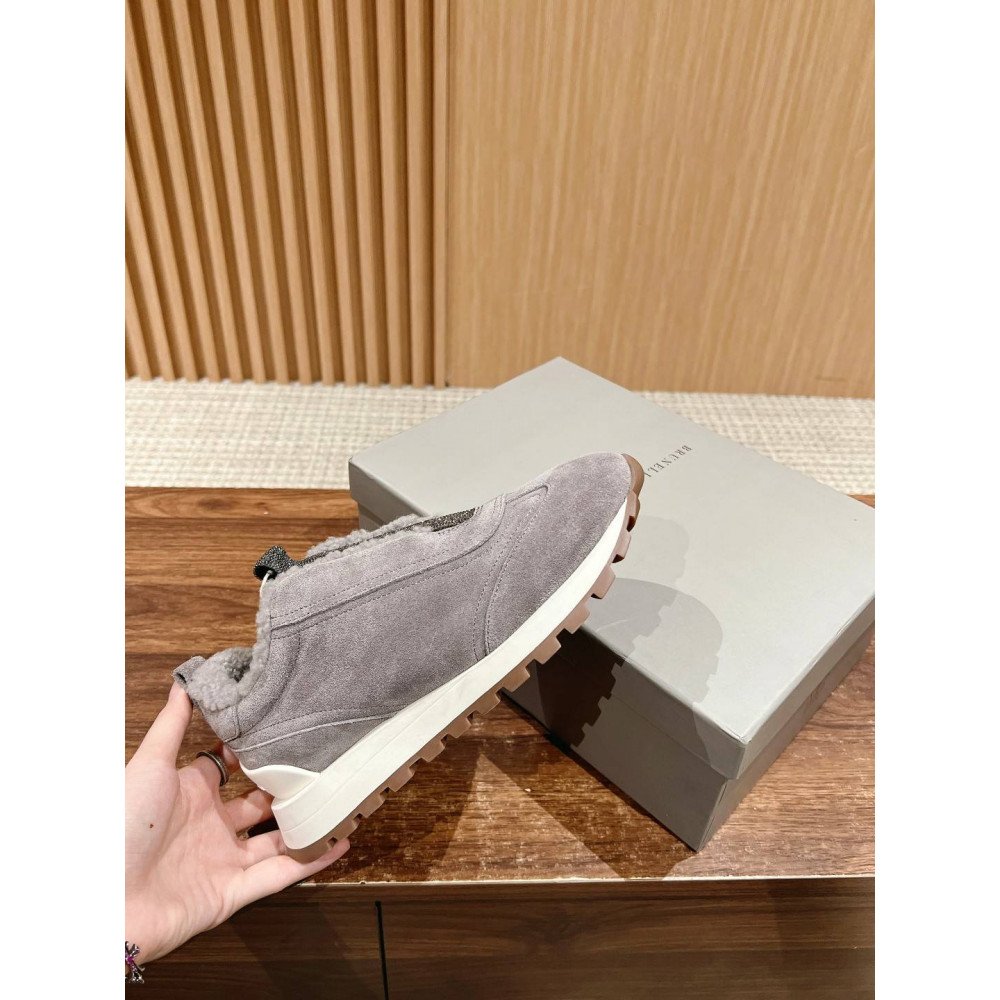 Sports shoes