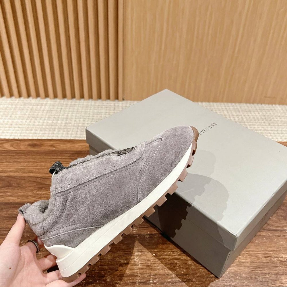 Sports shoes
