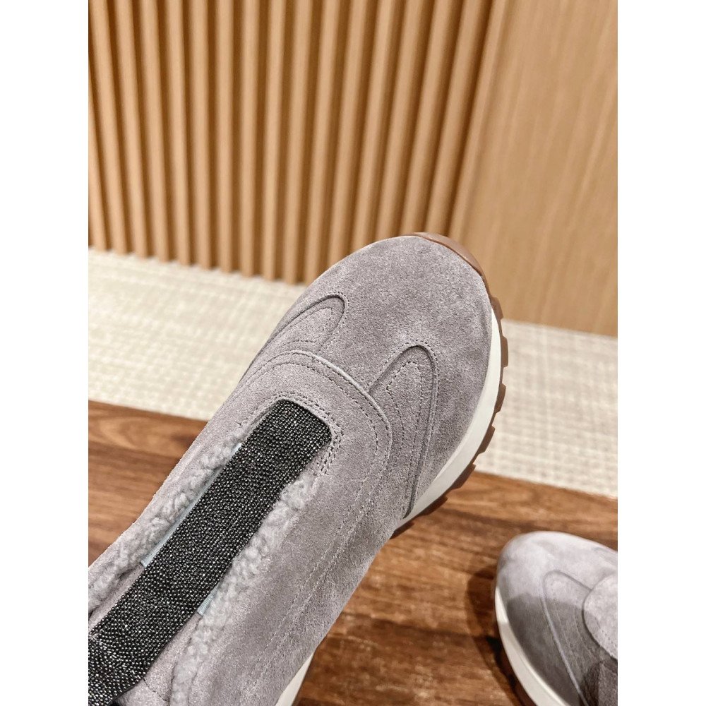 Sports shoes