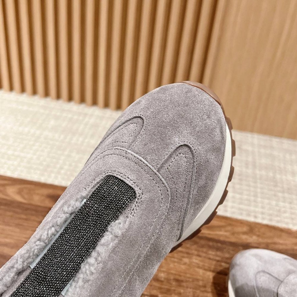 Sports shoes