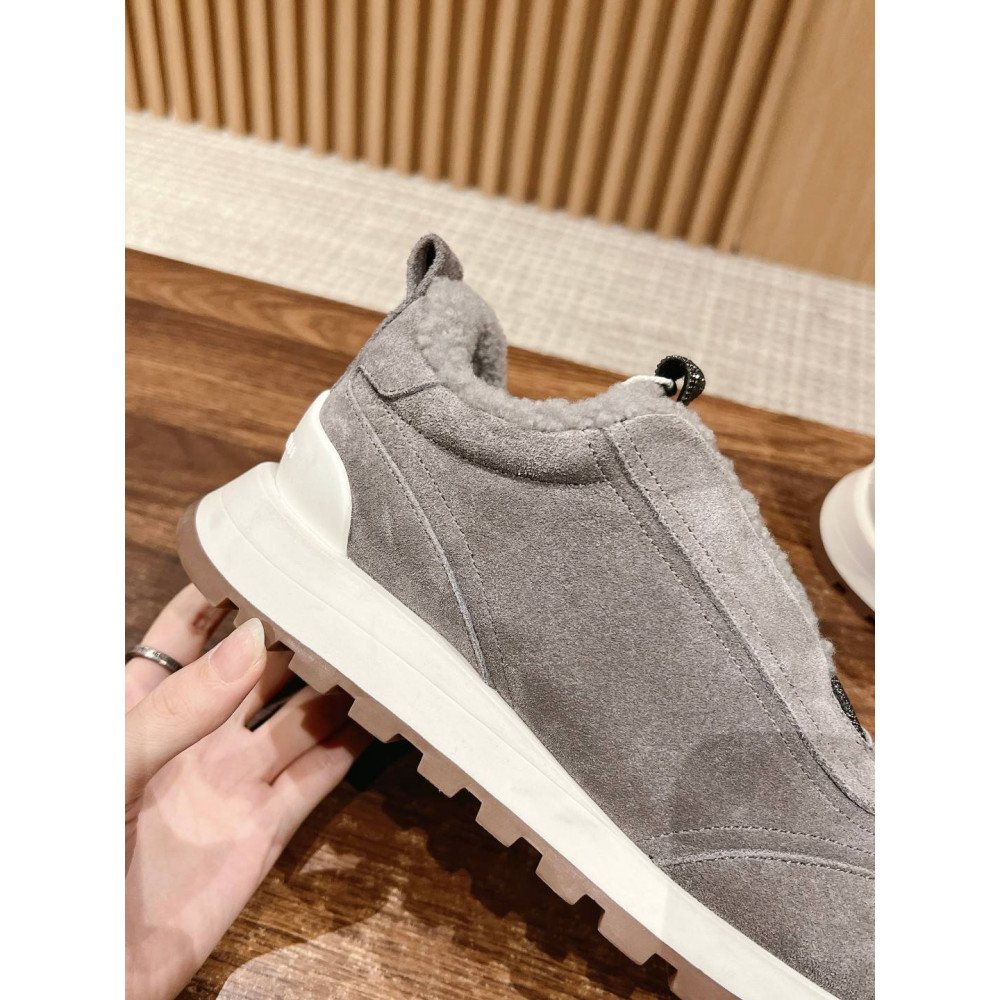Sports shoes